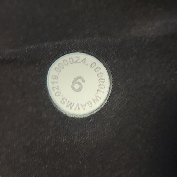 Lululemon on the fly crop 23" woven size 6 - Picture 7 of 7